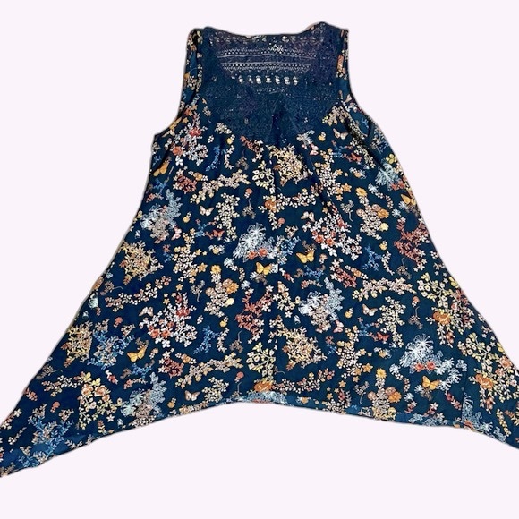 Sleeveless Waterfall Hem Floral Butterfly Trapeze Top w/ Back Lace Detail, Small - Picture 5 of 15
